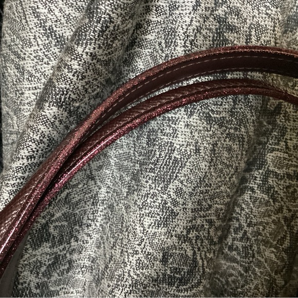 Coach oxblood metallic shoulder bag with gold hardware - Picture 2 of 6